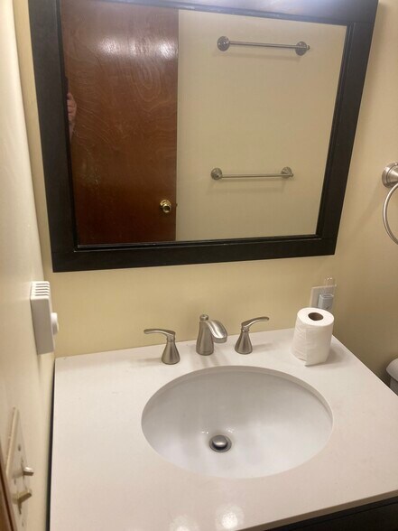 Main Bathroom - 3121 Shellers Bend Rd