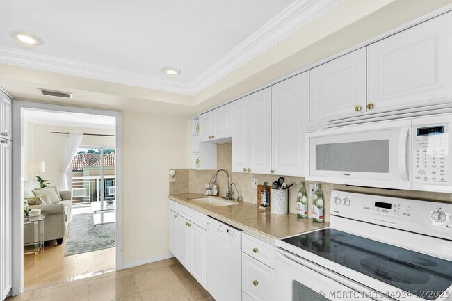 Building Photo - 250 Bradley Pl