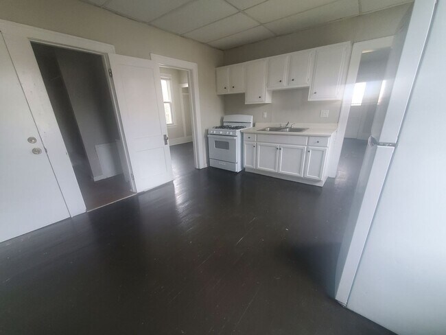 Building Photo - 2bd/1b UPSTAIRS 4-plex Cash Pay