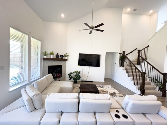 Building Photo - 2533 Olvera Ct