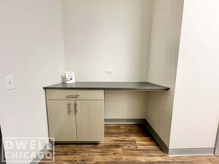 Building Photo - 911 W Dakin St