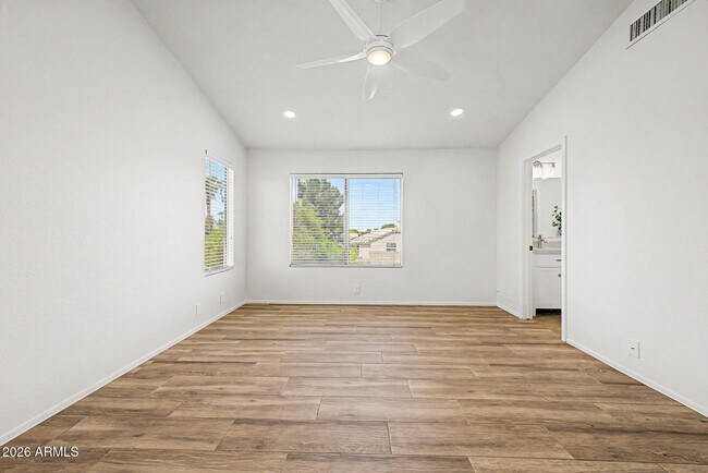 Building Photo - 414 N Hudson Pl