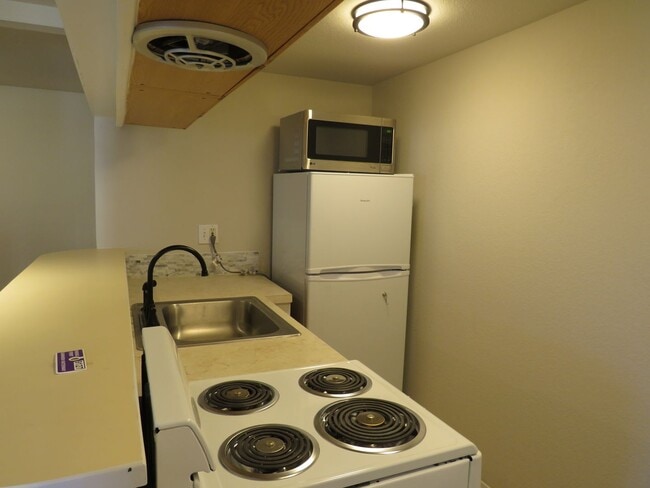 Building Photo - Redmond Downtown Charming 530 sf Studio $ 1695.00 includes parking