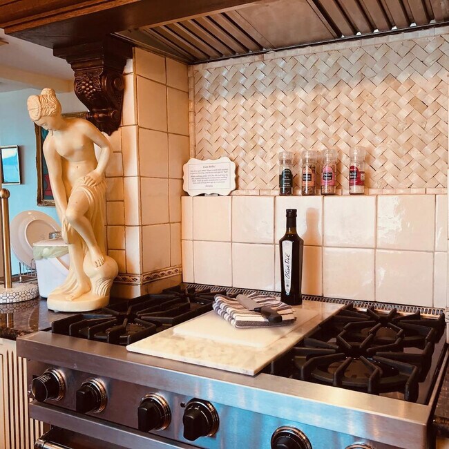 Building Photo - 4028 Beach Dr SW