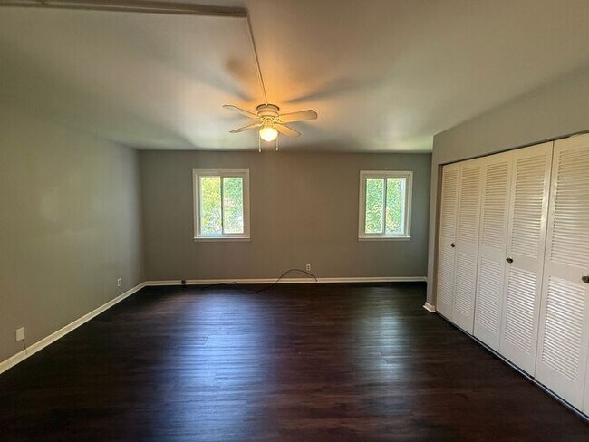 Building Photo - FOR RENT - 3 Bedroom Condo in Green Hills