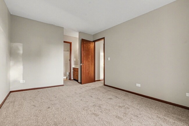 Building Photo - 219 Uteg St