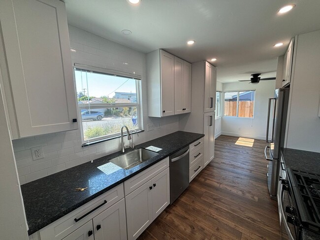 Building Photo - Spacious 3 bedroom 2 bath