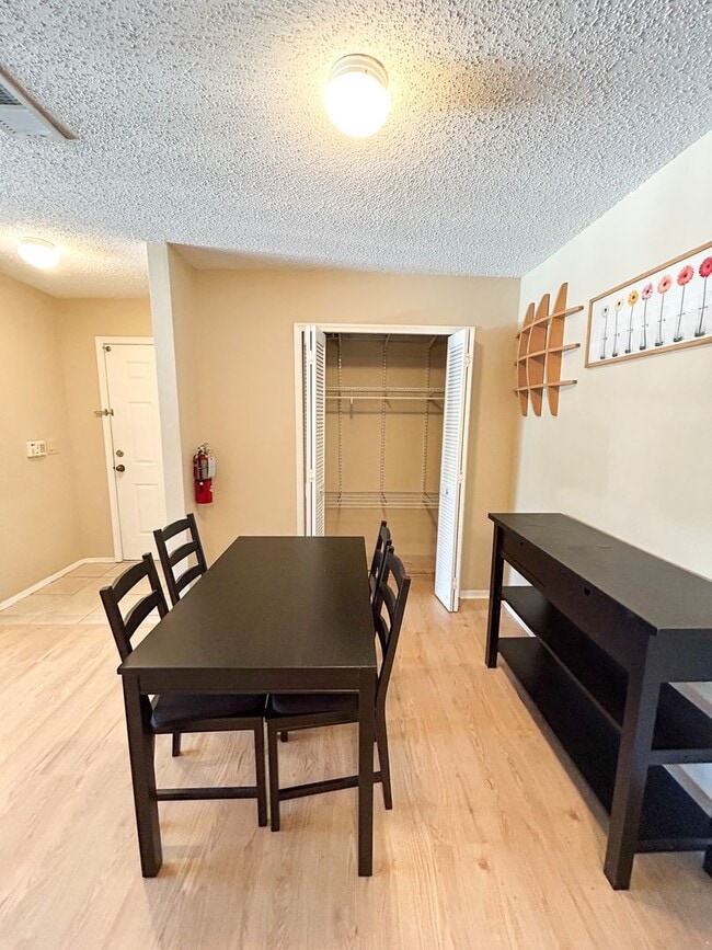 Building Photo - Pet friendly! Windsor Park #1226