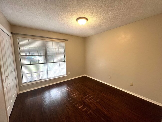 Building Photo - Charming single-story home with 4 bedrooms and 2 bathrooms for rent in neighborhood of Anderson M...