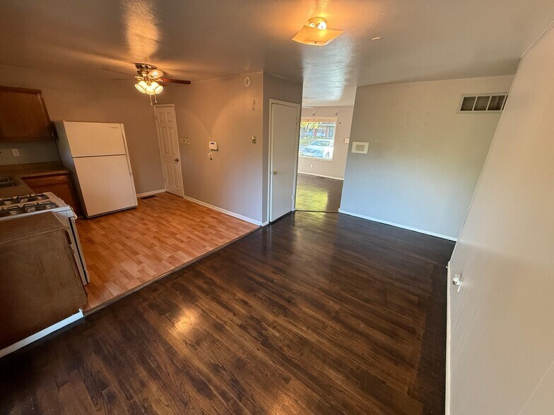 Building Photo - 10443 Royal Dr