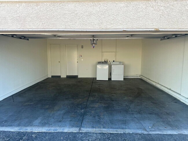 Building Photo - 100 S Crestline Dr