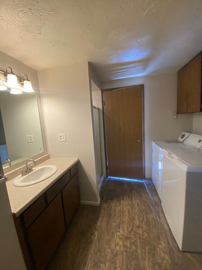 Building Photo - 2531-2533 E 27th Ave