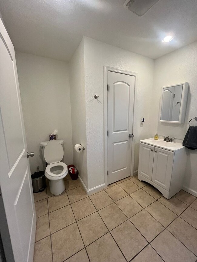 Building Photo - Gorgeous private home in Altavista!