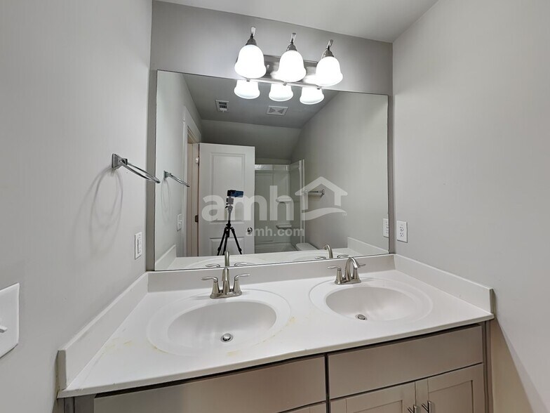 Building Photo - 108 Landsdown Xing