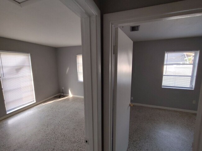 Building Photo - 2/1 Single Family in Spring Hill