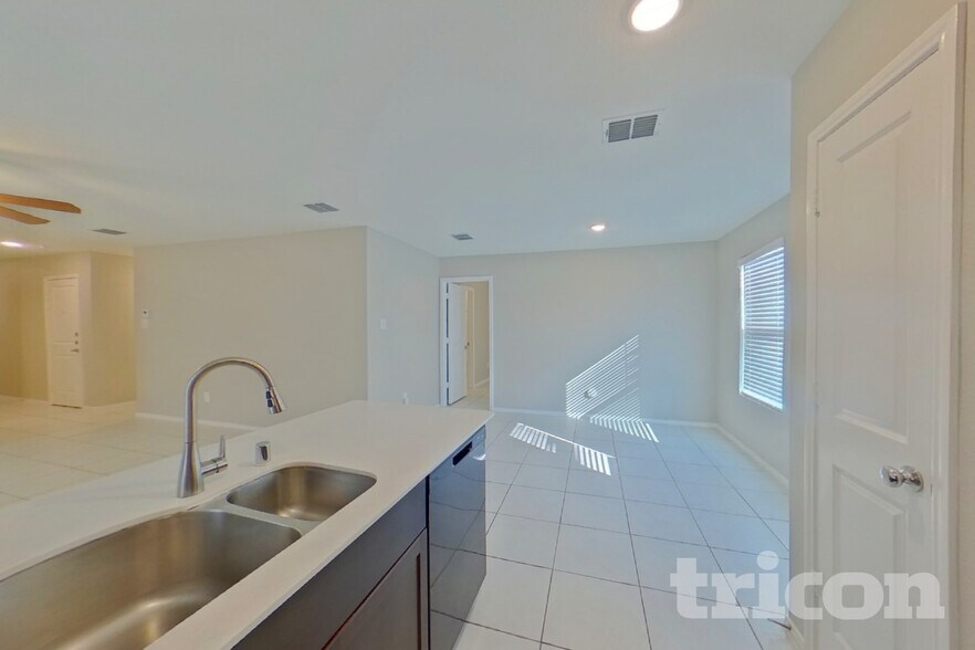 Building Photo - 2602 Vavra Ln