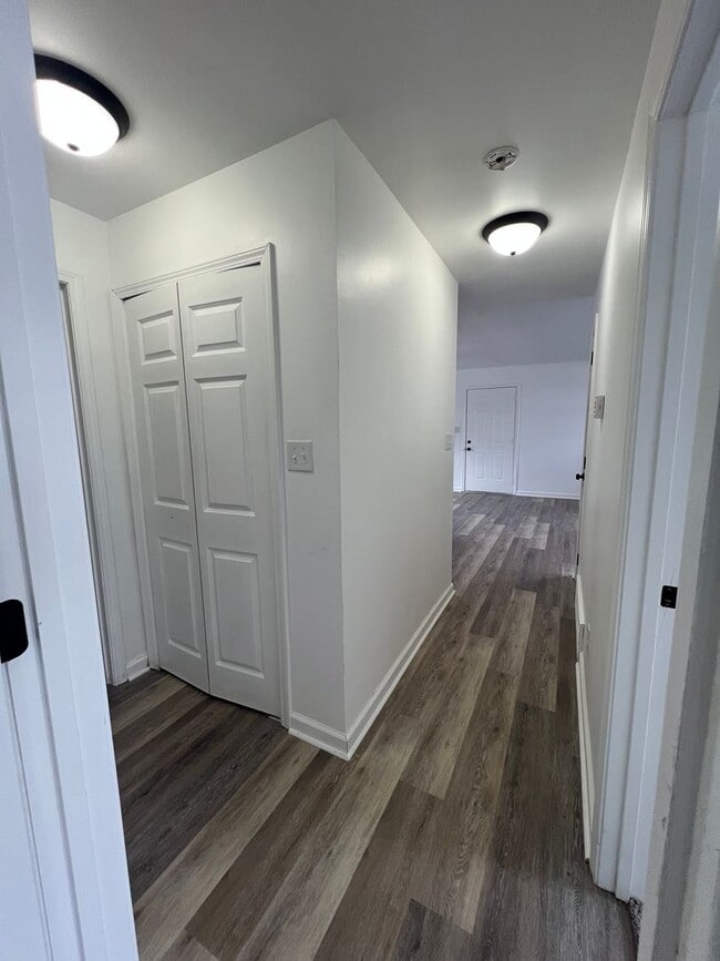 Building Photo - 5 BEDROOM, 2 baths $2000.00