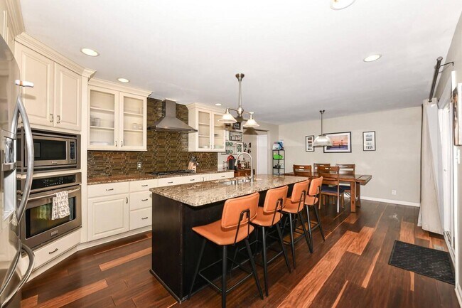 Building Photo - 13060 W Brentwood Dr