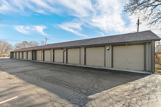 Building Photo - 614 N Hough St