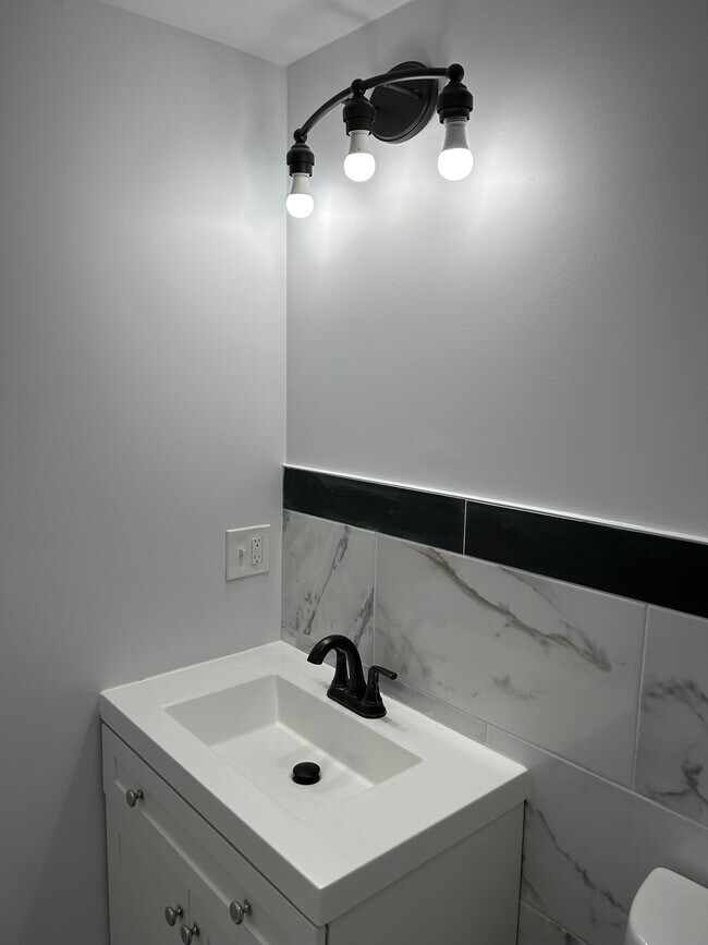 Master bathroom - 472 Friendship St