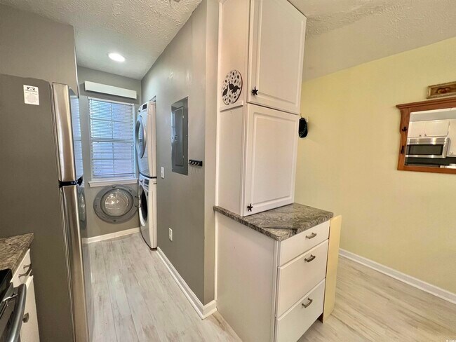 Building Photo - 628 Waterway Village Blvd