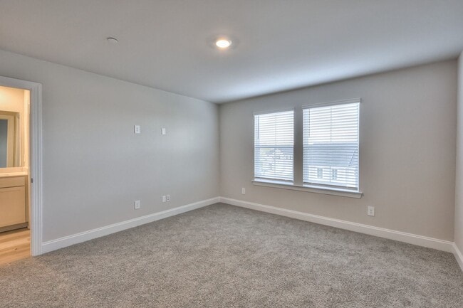 Building Photo - New Townhome- Heart of Gallatin