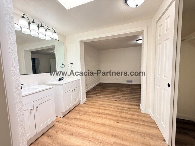 Building Photo - Three Bedroom Home