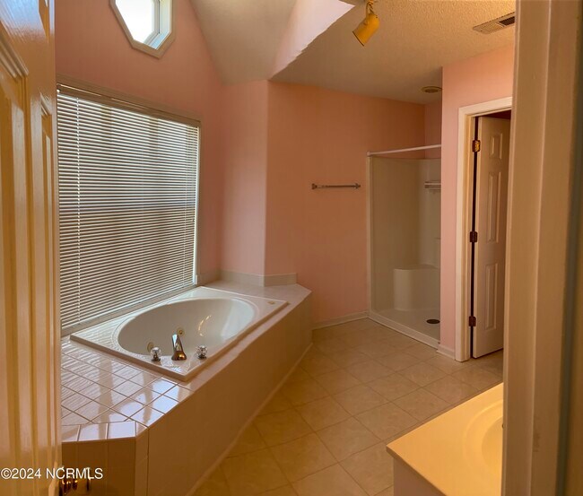 Building Photo - 4158 Breezewood Dr