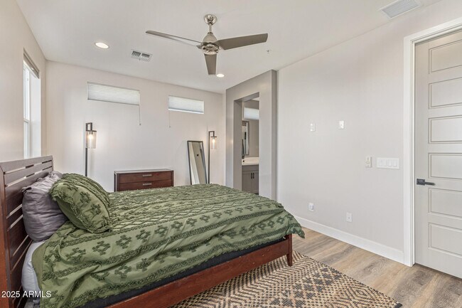 Building Photo - 2315 E Pinchot Ave