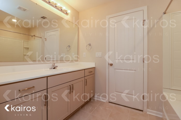 Building Photo - 17 Red Oak Dr.