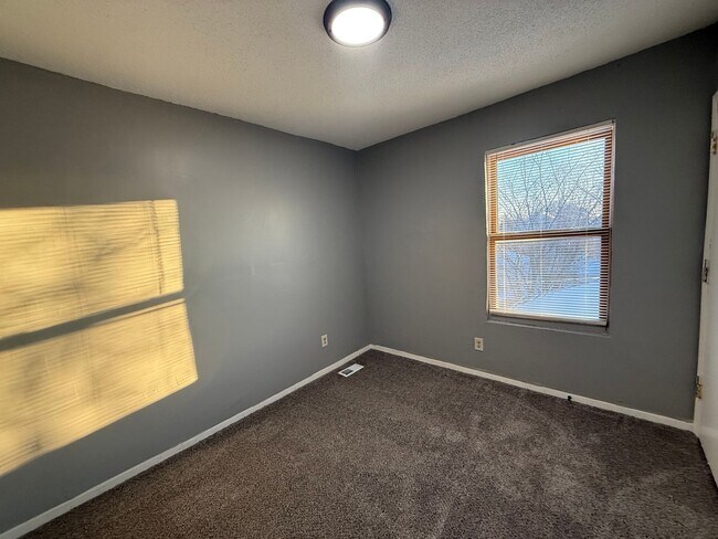 Building Photo - Large 6 Bed Single Family Home in MPLS!