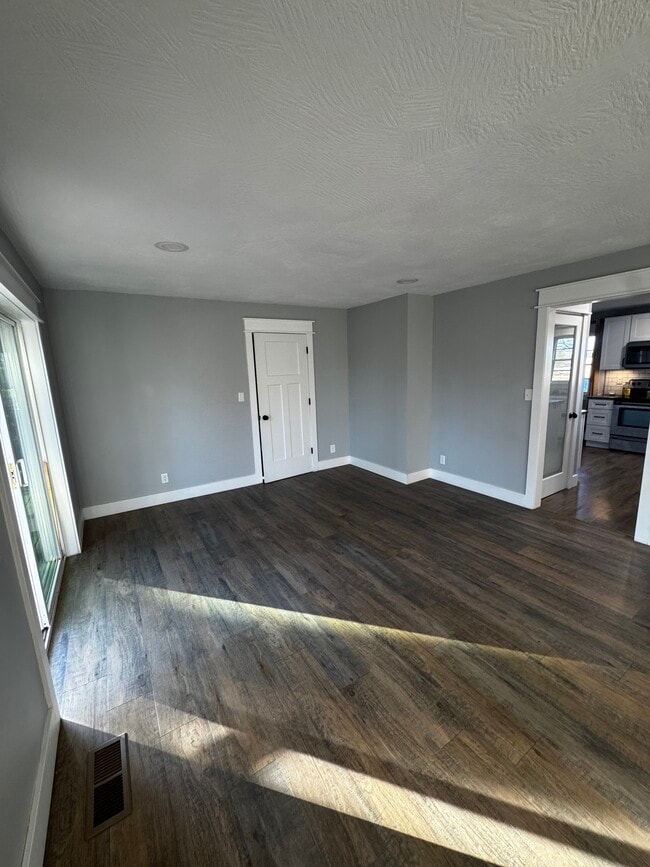 Building Photo - 4018 W Weaver Rd