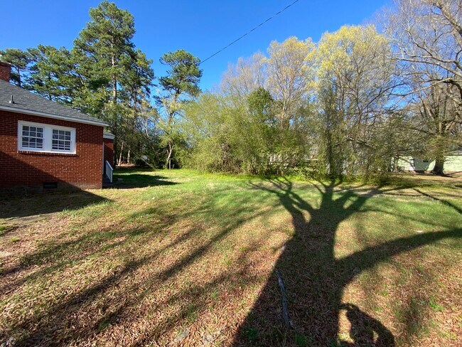 Building Photo - Very nice 4 bedroom 1 bathroom house JUST REMODLED (Spring 2022)
