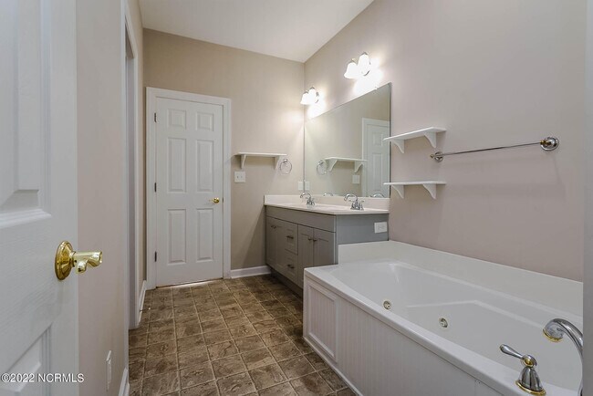 Building Photo - 533 Village Green Dr