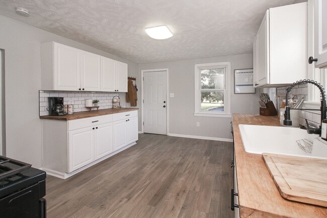 Building Photo - 3 bedroom 3 bathroom Single Family Home