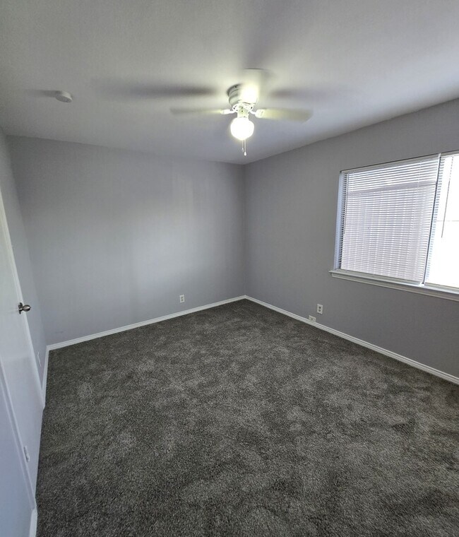 Building Photo - Great 2 bed 1 bath townhome in Justin!