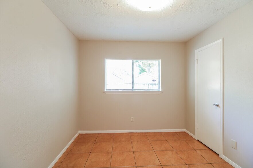 Building Photo - 15230 Loma Paseo Dr