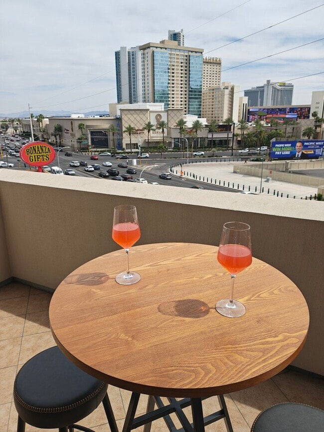 Building Photo - High Rise Stunner!