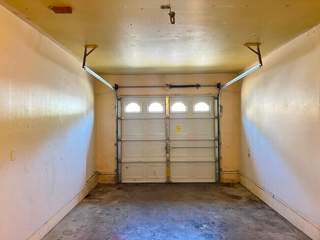 Building Photo - 1274 E Santiam St