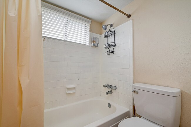 Building Photo - 3903 Hermitage Hollow Ln