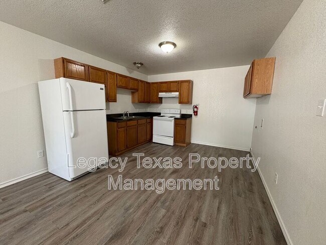 Building Photo - 404 N Anglin St