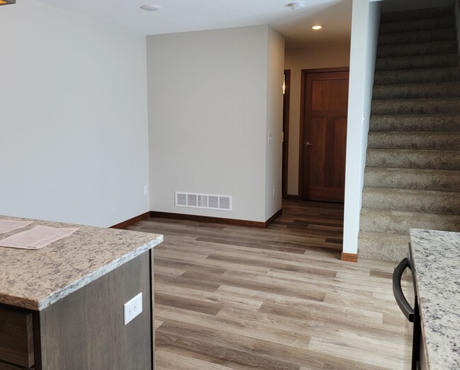 Building Photo - Middle Unit Townhouse