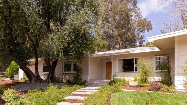 Building Photo - Beautiful Tarzana Rental!