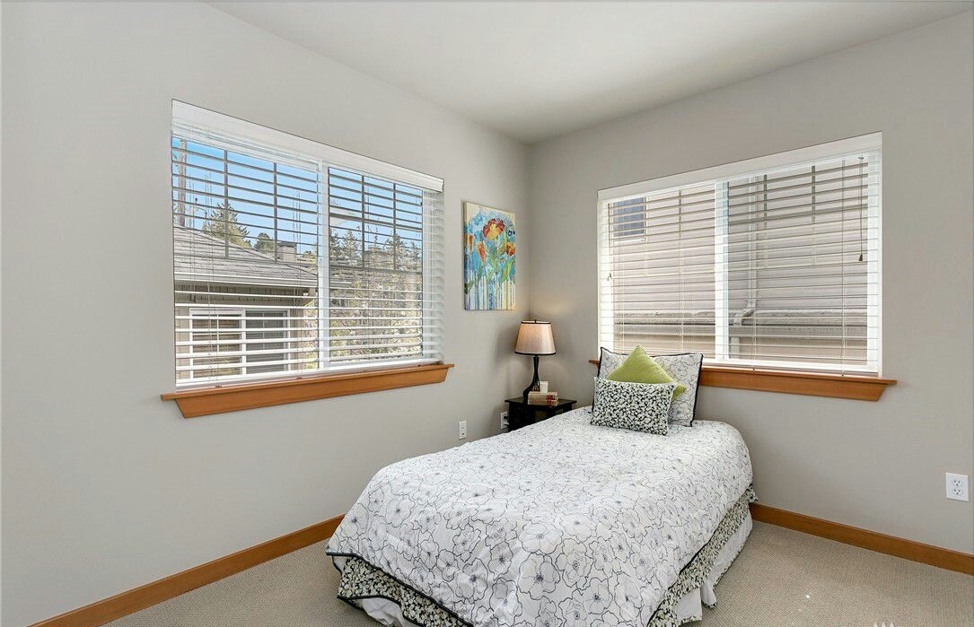 Building Photo - 4816 40th Ave SW #B