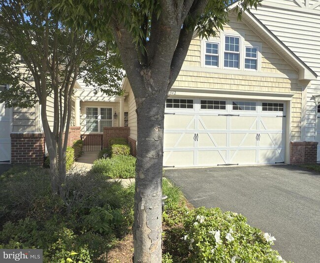 Primary Photo - 44342 Oakmont Manor Square