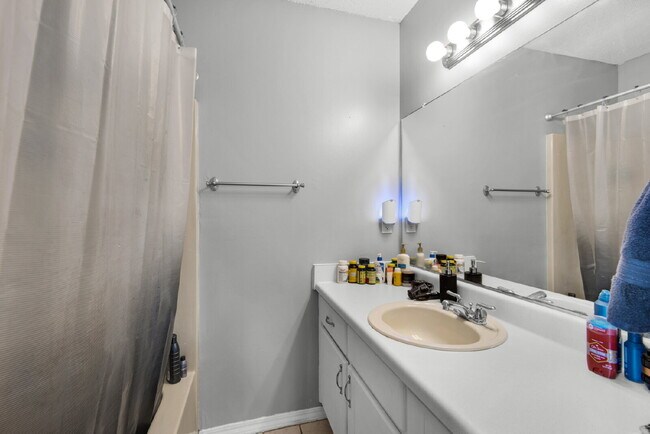 Building Photo - "Charming 3-Bed, 2-Bath Home in Mary Esthe...