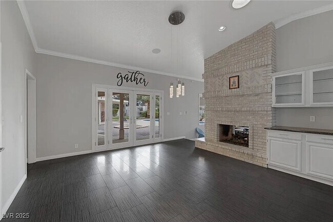 Building Photo - Gorgeous 3
