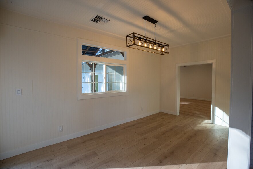 Building Photo - 384 Crazy Horse Canyon Rd