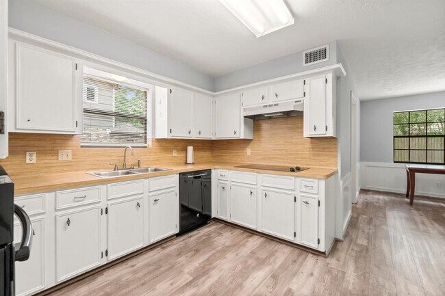 Building Photo - 29 W Torch Pine Cir