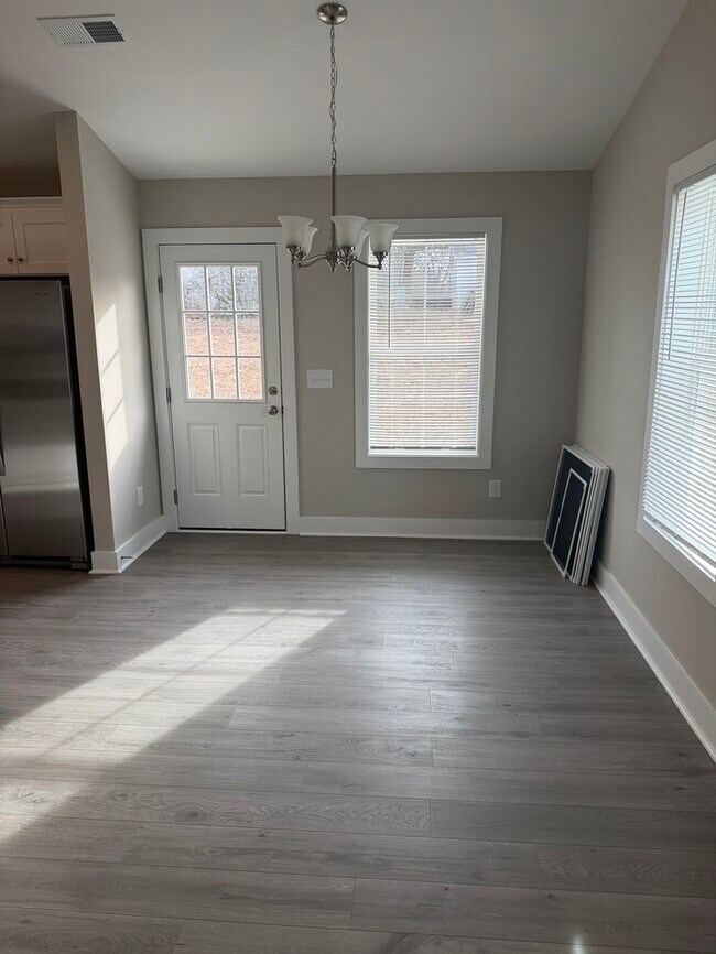 Building Photo - 1002 Grace Ave